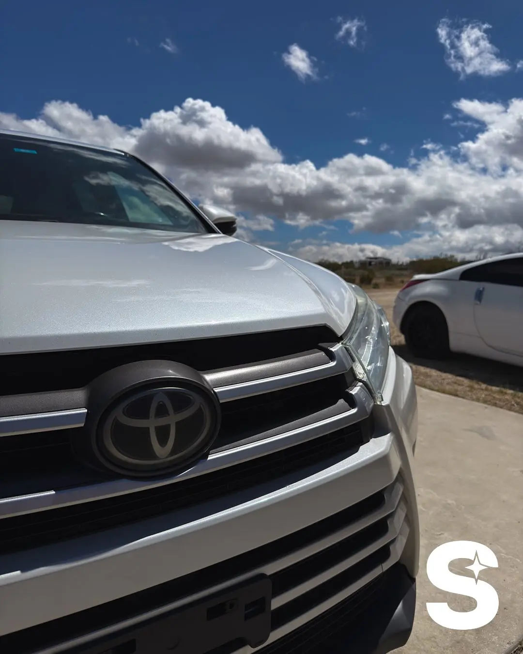 Pearl white paint of the Toyota Highlander LE restored after 20 pounds of mud came off